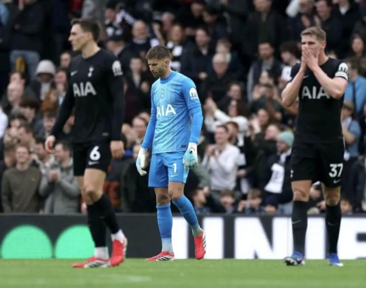  战富勒姆时球队表现不佳，热刺球迷高喊“你们不配穿这球衣” 新闻