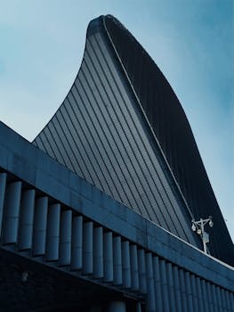 巩固提升香港国际金融、航运、贸易中心地位，支持香港建设国际创新科技中心