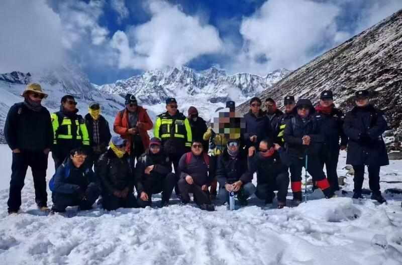 西藏徒步失联女子获救后对镜头微笑引争议,知情人:她私下也比较自责 新闻 西藏徒步失联女子获救后对镜头微笑引争议,知情人:她私下也比较自责 新闻