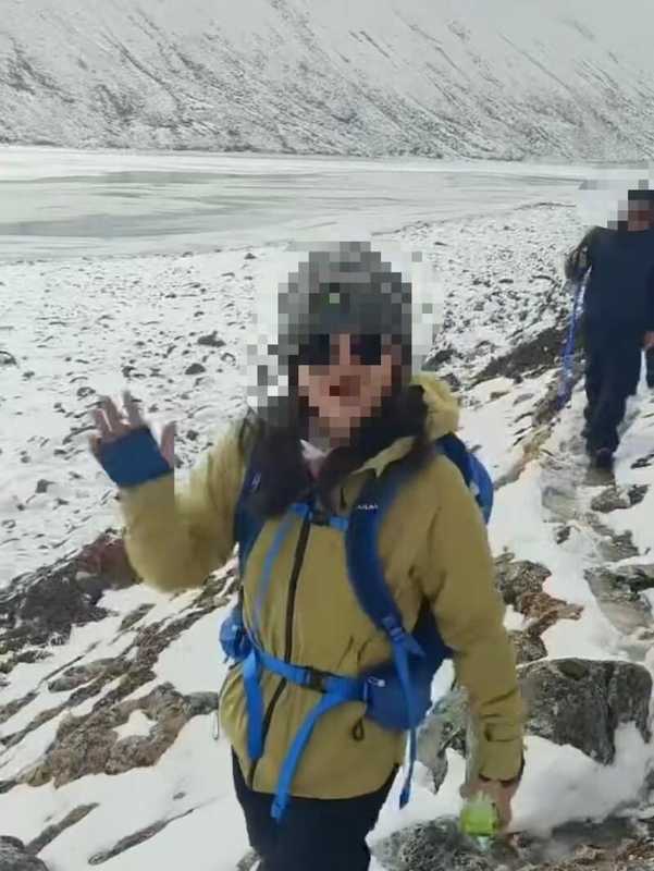 西藏徒步失联女子获救后对镜头微笑引争议,知情人:她私下也比较自责 新闻 西藏徒步失联女子获救后对镜头微笑引争议,知情人:她私下也比较自责 新闻