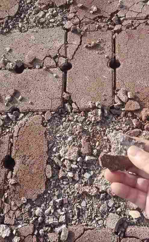  通车不到半年，吉林红旗大桥人行道地砖大面积碎裂，建设单位：受融雪剂影响导致，已修复完毕 新闻 通车不到半年，吉林红旗大桥人行道地砖大面积碎裂，建设单位：受融雪剂影响导致，已修复完毕 新闻