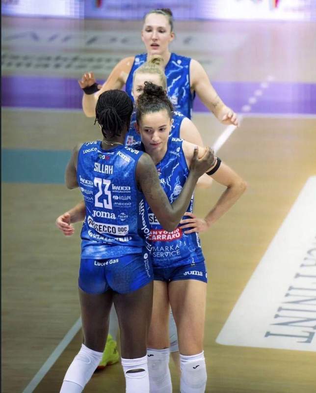  关于朱婷和加比在赛场相撞的伤情通报：左侧肋部意外撞击 没有骨折 新闻