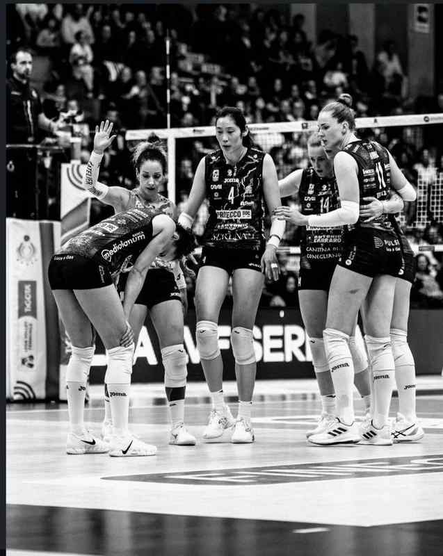  关于朱婷和加比在赛场相撞的伤情通报：左侧肋部意外撞击 没有骨折 新闻