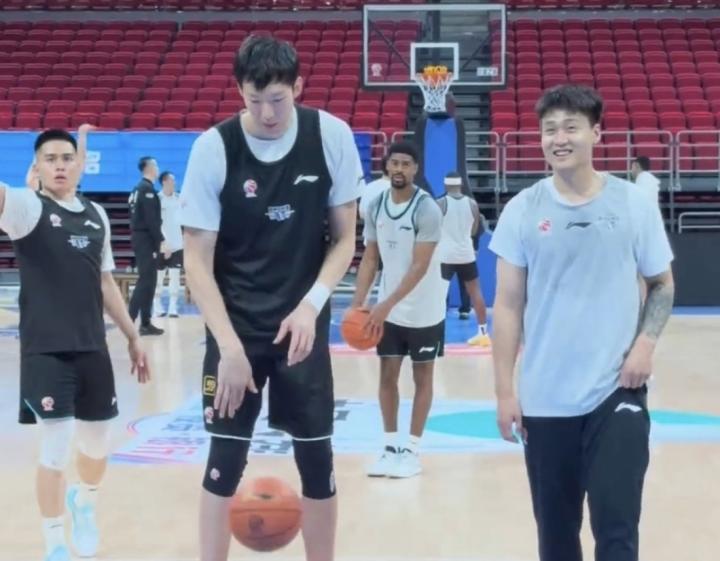 周琦眼伤现状曝光，韧性依旧；常规赛冲刺阶段，他选择坚持战斗。