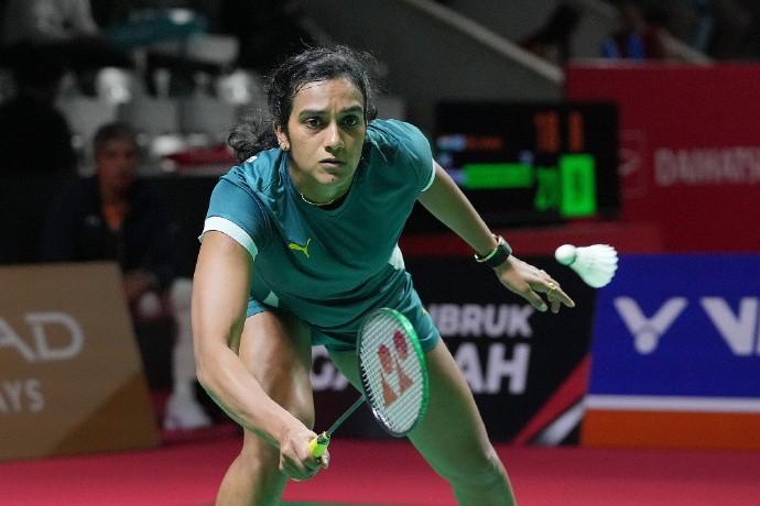 印度羽毛球名将辛杜，因突发事件中断行程；教练险遭波及，她选择安全回家，退出全英公开赛。