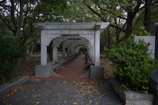  突发地缘风险扰动市场情绪；A股短期承压，中长期逻辑不变；多家机构展望配置机会。 股票财经