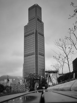 市场情绪快速切换；港股全线回升，信息技术与互联网板块领衔；汽车领域同步走强，布局窗口已现。