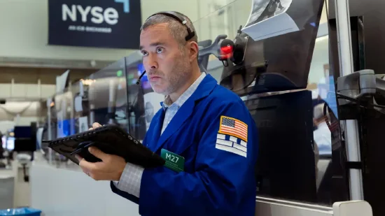 美股尾盘延续升势，纳指表现突出；地缘因素影响油市波动，美国就业数据提供支撑。