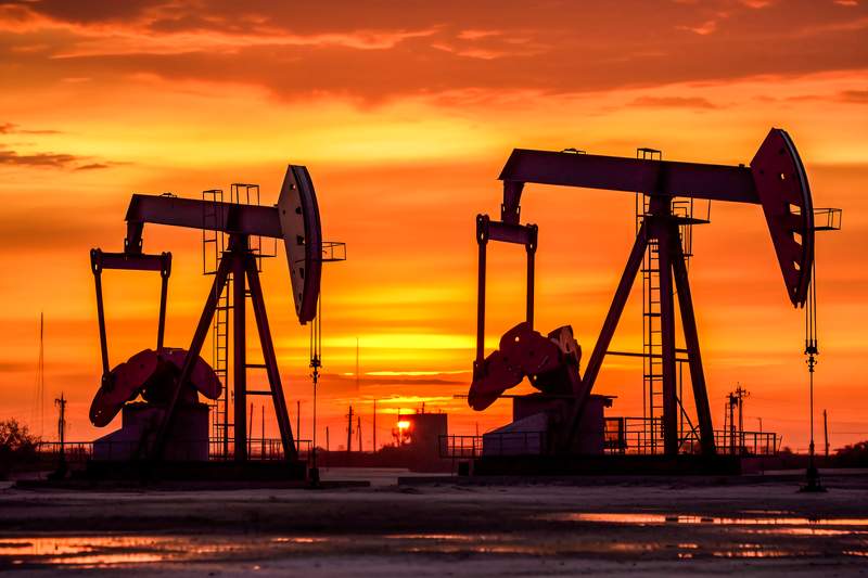 原油价格剧烈震荡，地缘因素主导市场走向；短期回调后，反弹风险犹存。