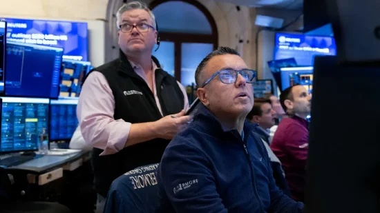 美股早盘表现分化，道指承压回落；地缘冲突推升油价，国际能源署拟释放储备。