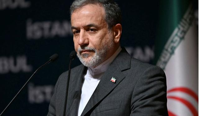 美国公开求助中国，霍尔木兹海峡危机升级；伊朗外长直言嘲讽，美方处境尴尬。