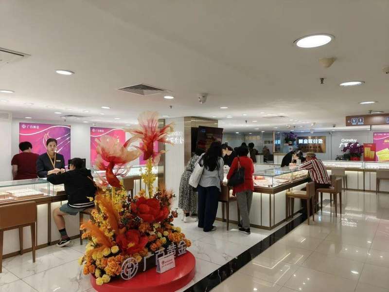 黄金市场出现调整；市民前往金店热情不减；专业人士分享配置思路。