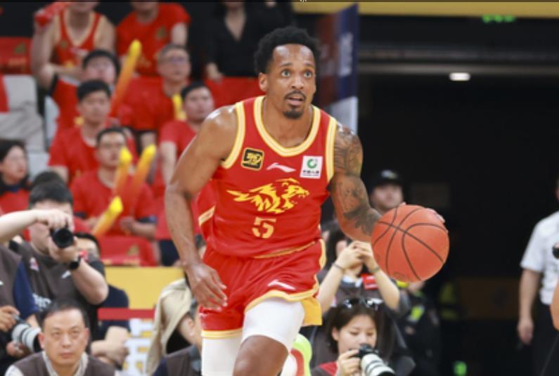 卫冕冠军的外援棋局:广厦双线补强背后的战术逻辑 体育新闻