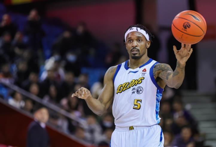 卫冕冠军的外援棋局:广厦双线补强背后的战术逻辑 体育新闻