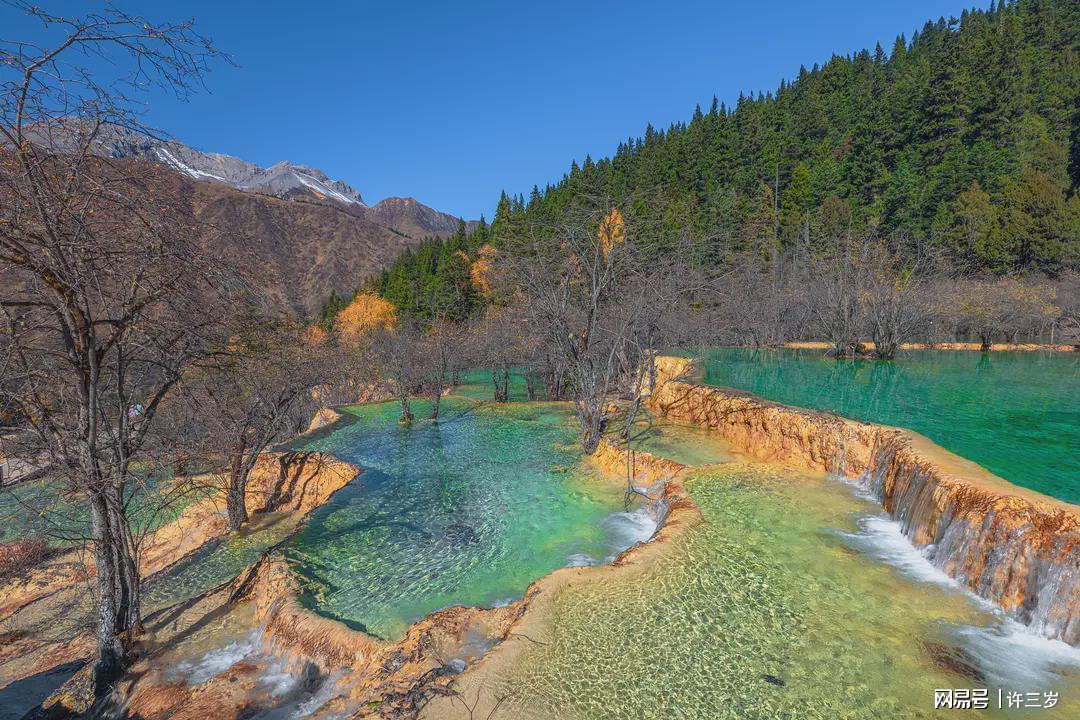  【深度解析】黄龙钙华彩池保护机制：一场尿液事件背后的景区应急响应体系 文化旅游