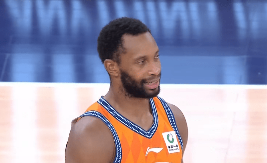  技术拆解：34分碾压背后的战术密钥——弗格如何用精准终结摧毁辽宁防线 体育新闻